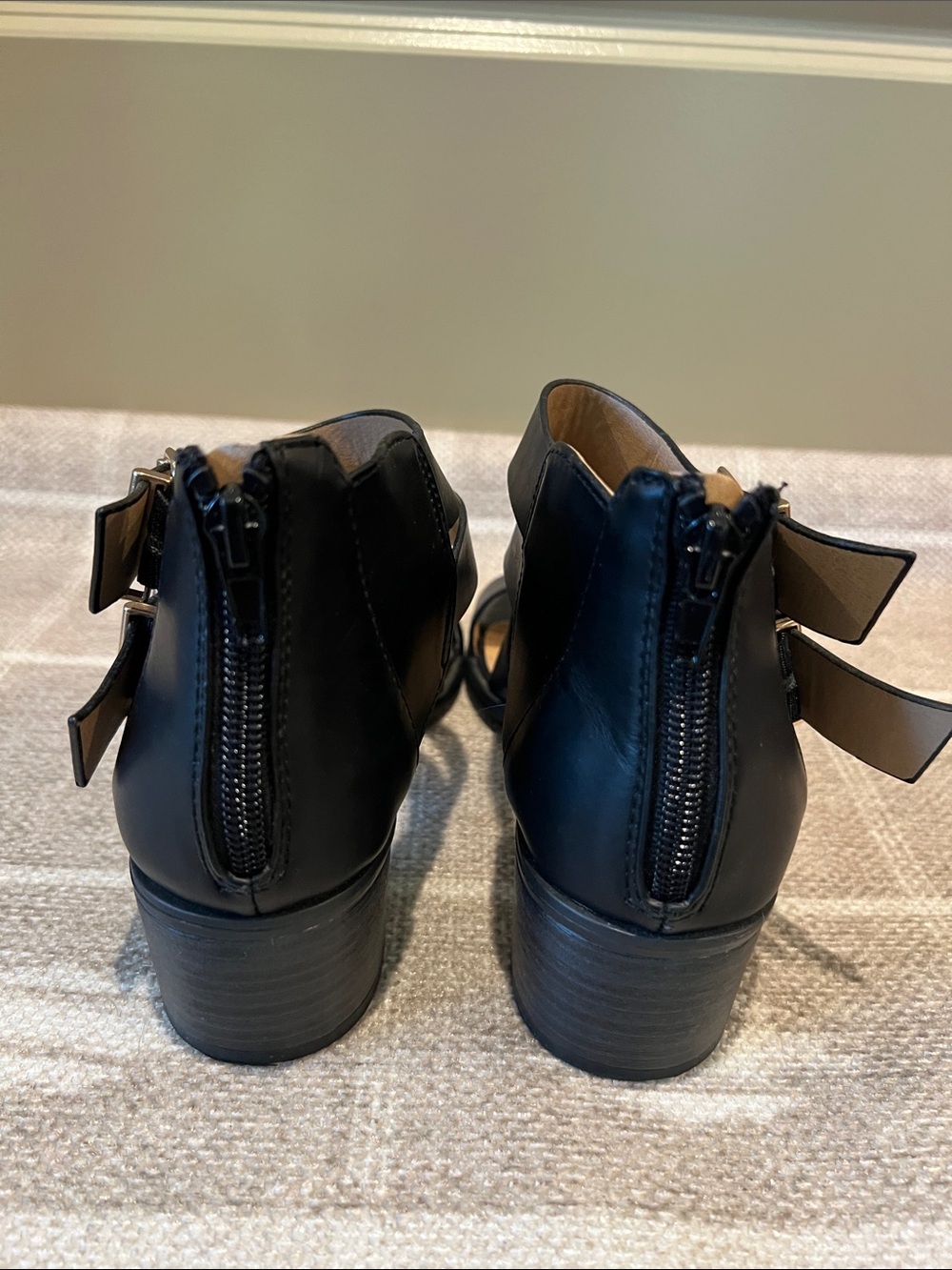American Eagle by Payless Black Strappy Buckle Heeled Sandals - Picture 4 of 5